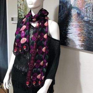 Anna Sui 100 % Wool with 🌹 embroidery Scarf